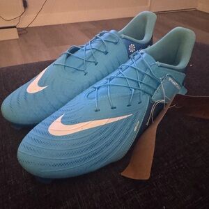 Nice soccer cleats brand new bought the wrong ones struggling to sell